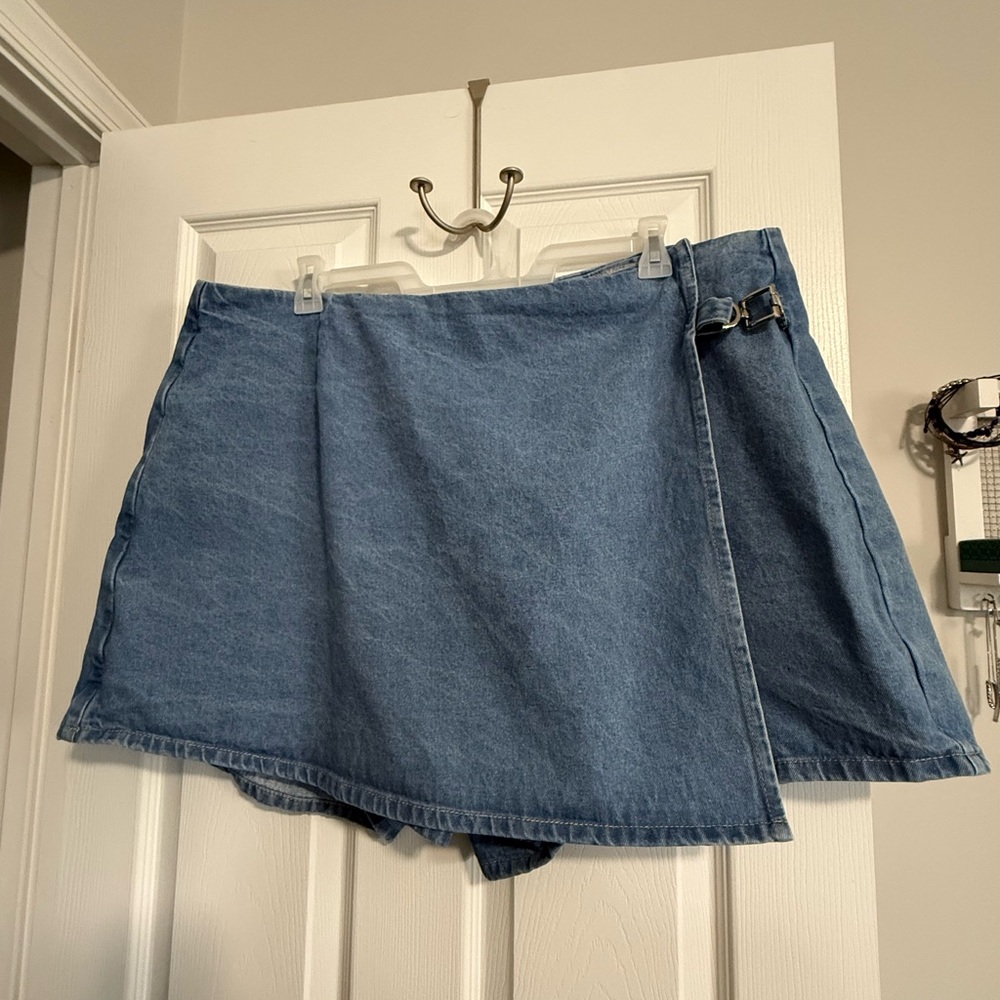 Cider Blue Denim Mini Skort with silver buckle - size 3XL